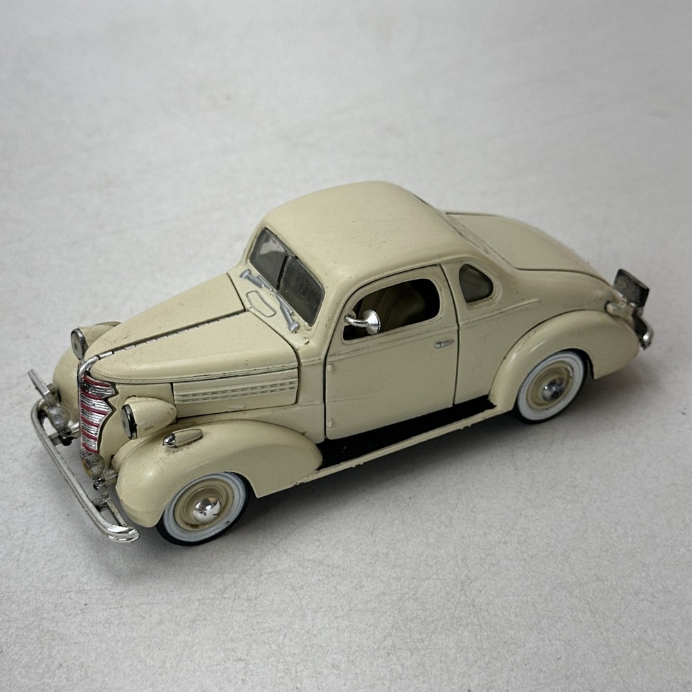 1938 Chevrolet Master Deluxe Business Coupe National Motor Museum 1:32 Cream